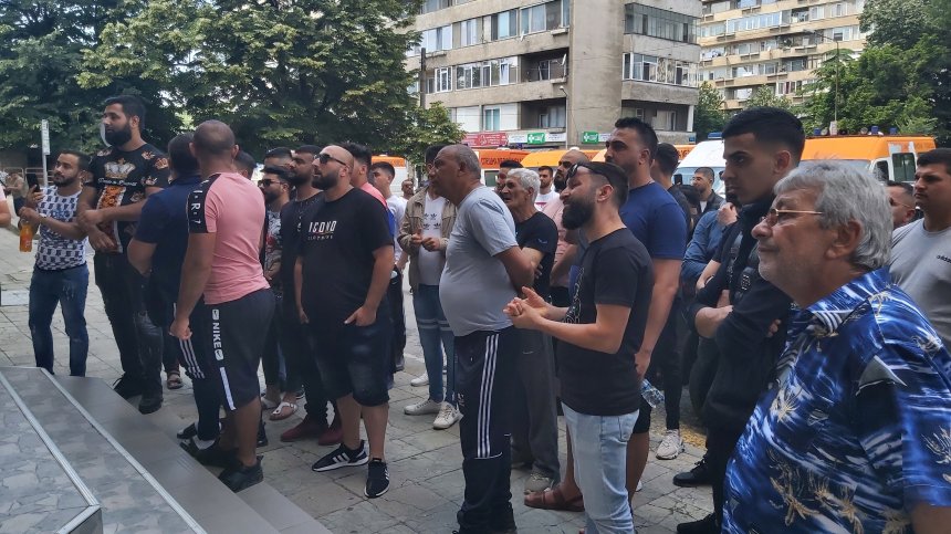 Десетки обсадиха болницата в Сливен, искат истината за смъртта на 15-годишната Зейнеб