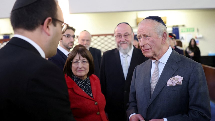 Крал Чарлз III посети мястото на смъртоносното нападение в синангога в Манчестър