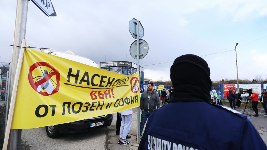 Директор в "Насекомо" към жителите на Лозен: Няма как да има миризма извън фермата