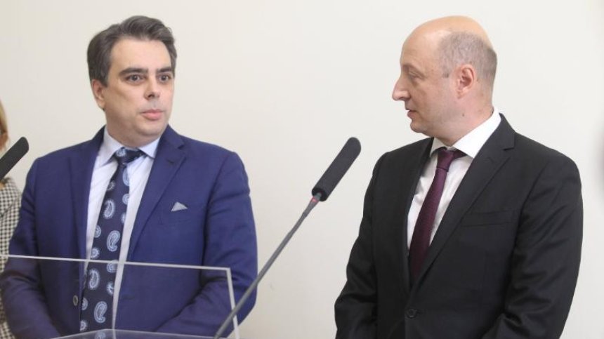 Асен Василев: България не е бедна държава, но е безобразно крадена