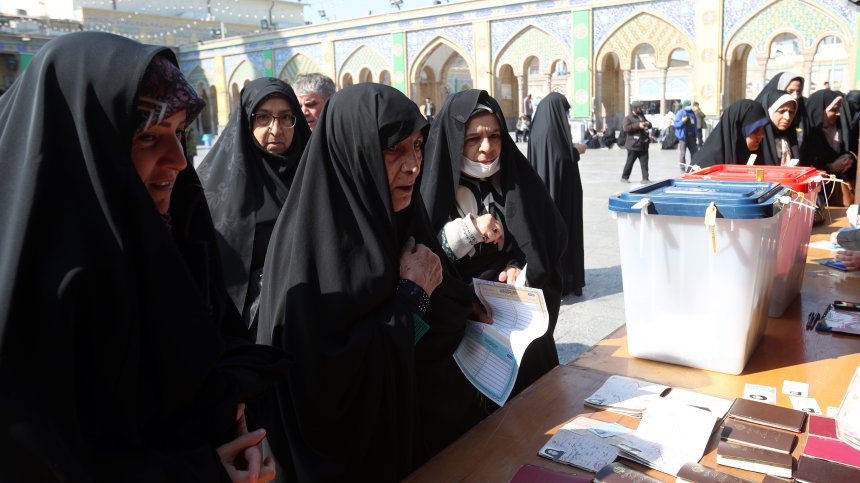 Заплахи, дела, наказания, срам - ето как режимът в Техеран преследва иранските жени