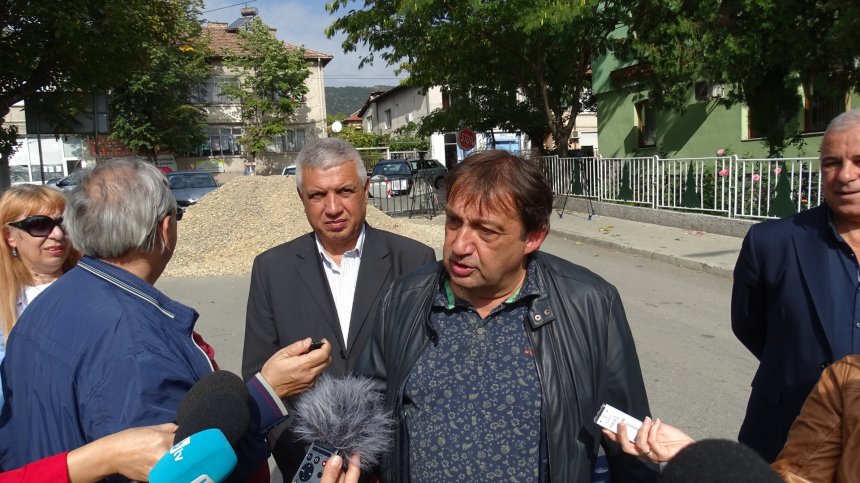Година и половина не се работи по участък от "Струма", замитани са проблеми 