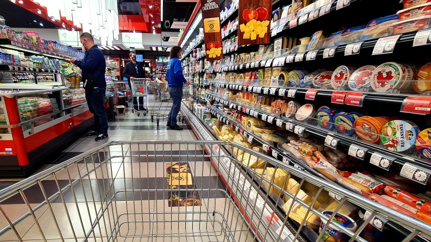 Основни храни поскъпват, поевтиняват плодовете