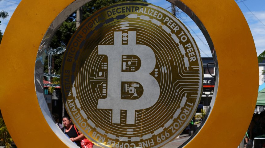 Защо биткойнът се срива