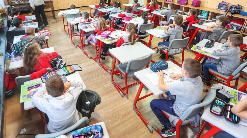 Учителите ще протестират, ако МОН им вмени да събират телефоните на децата