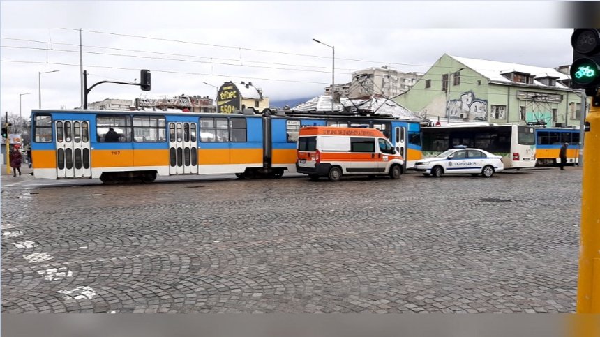 Жена е блъсната от автобус на кръстовището на "Красно село" 