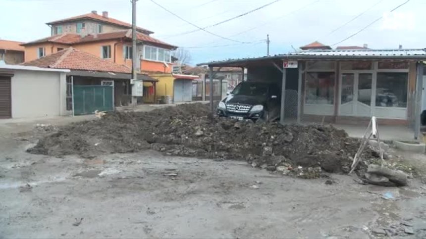 Откриха незаконен водопровод и канализация в ромския квартал в Хасково