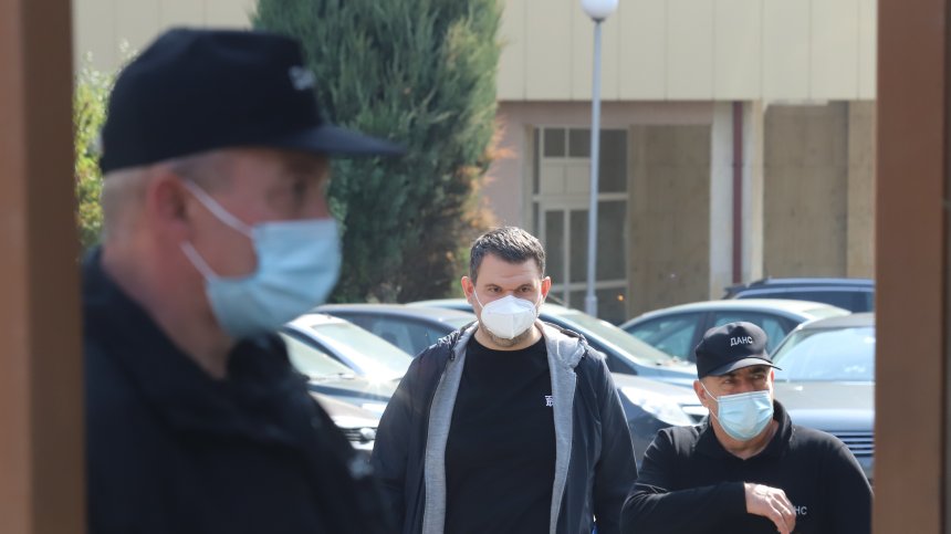 Пеевски без адвокат и охрана, но с папка в ръка: Много неща ще станат ясни