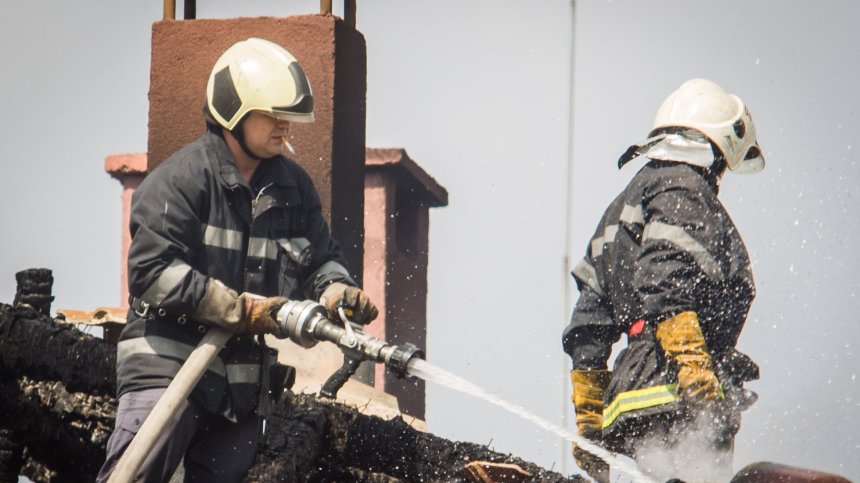 Голям пожар в Русенско достигна до къщите в село Щръклево