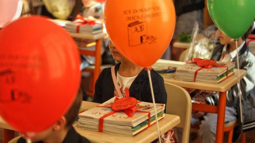 Семействата на 100 000 първокласници и осмокласници получиха по 150 лв.
