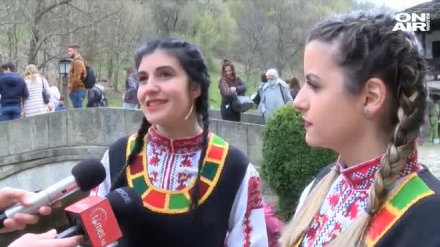 Възстановка на обичая "Лазаруване" събра стотици в "Етъра"