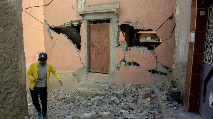 Загинали докато спят - стотици жертви на среднощно земетресение край Маракеш