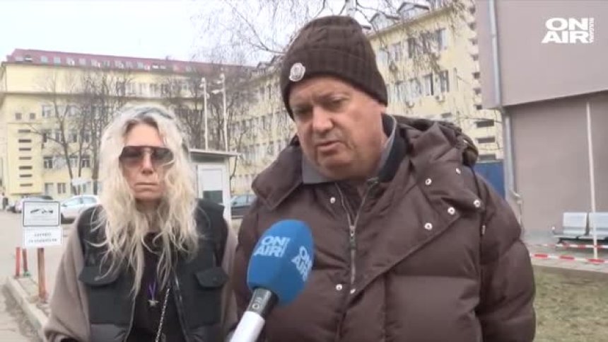 Хората се редят за ваксини, но биват върнати
