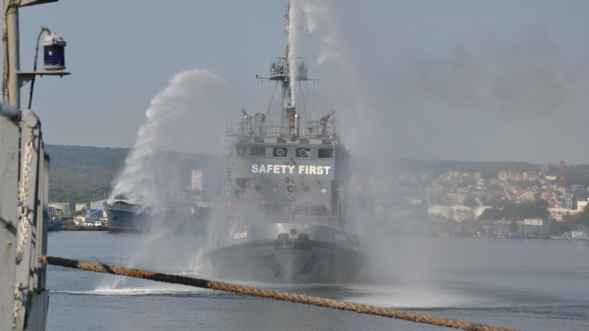 Учение "Бриз 2025": Кораб пламна в Черно море, има разлив на нефт и хора зад борда