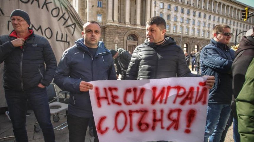 Пожарникари на протест, искат 20% увеличение на заплатите