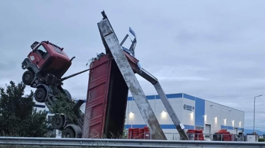 Кабината на камион увисна на метри над АМ "Тракия"