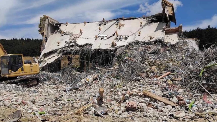 Събориха ловната хижа на Румен Гайтански - Вълка край яз. Искър (+СНИМКИ)