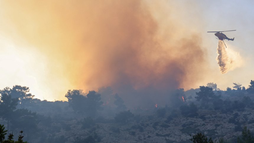 Шест самолета и два хеликоптера се борят с голям пожар в Гърция