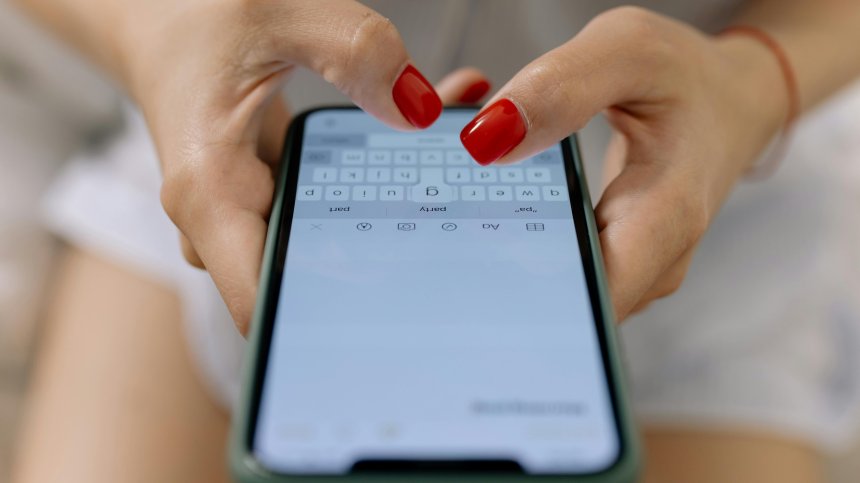 ФБР съветва да не пишем SMS-и