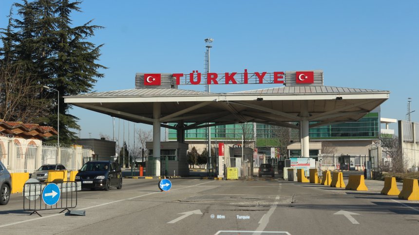 В Турция хванаха натъпкана с 55 кг кокаин кола на посолство от София