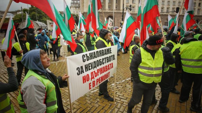 МРРБ: Протестът не е свързан със заплати, а има политически подтекст