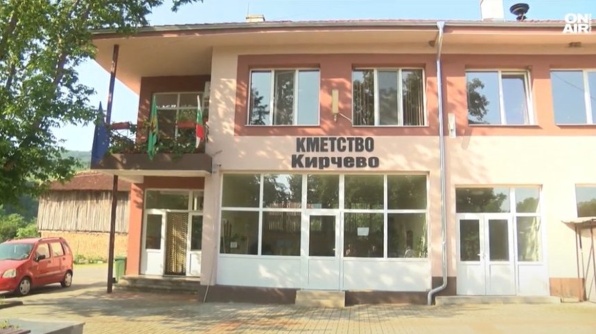 14-годишно момче помете пешеходец с колата на майка си