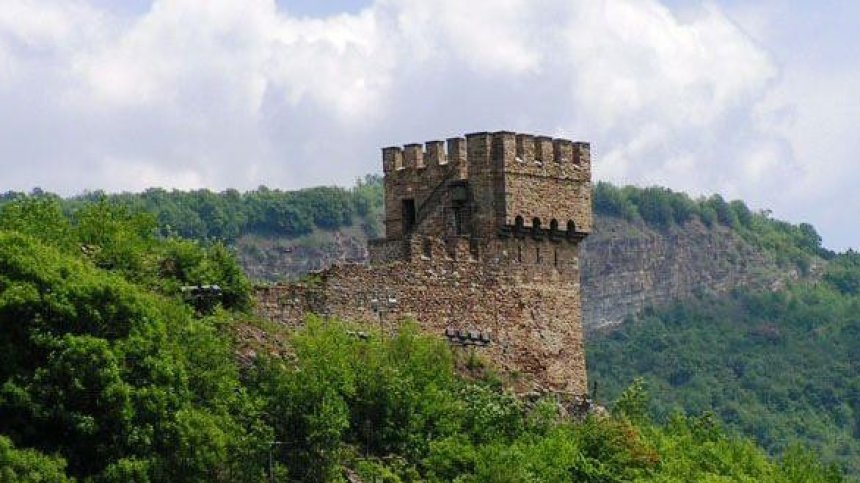 Психично болна жена се хвърли от Балдуиновата кула, оцеля