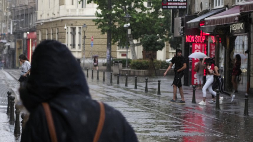 Силни бури удариха редица места у нас, в Гърция - до 41&deg;