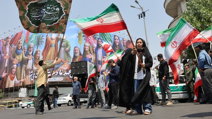 Хаос в Иран: Убити висши генерали, спрян интернет, гневът на Хаменей се надига