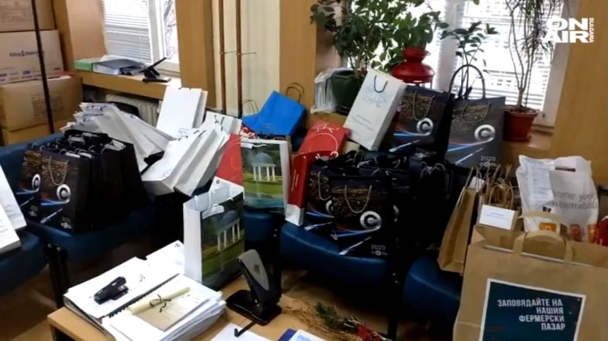 Общински дружества с дългове раздават подаръци на съветници