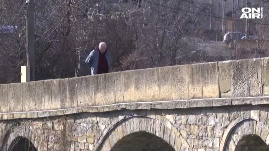 Вандализъм или необходимост? Бетонираха моста на Кольо Фичето