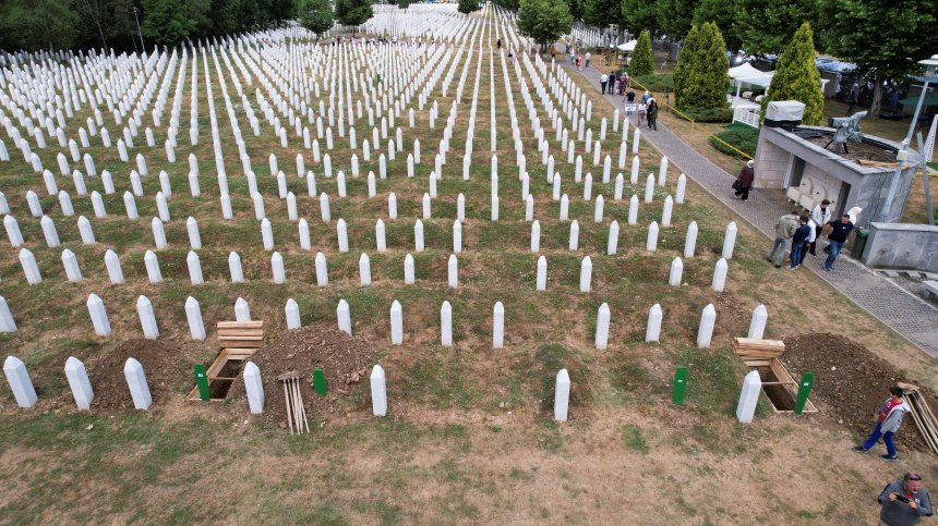 Пресни гробове 30 г. след геноцида в Сребреница (СНИМКИ)