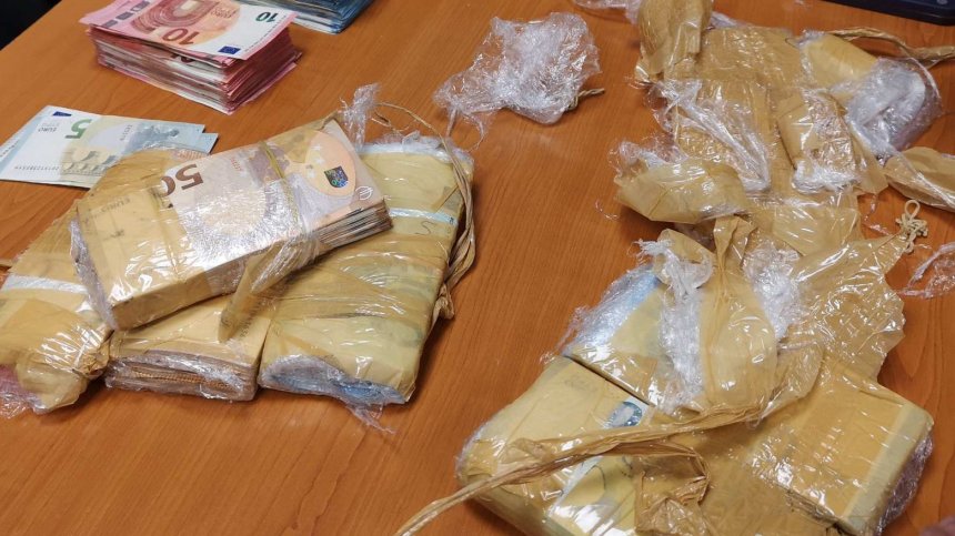 Митничари спипаха турски тираджии с 99 000 евро и 78 680 паунда