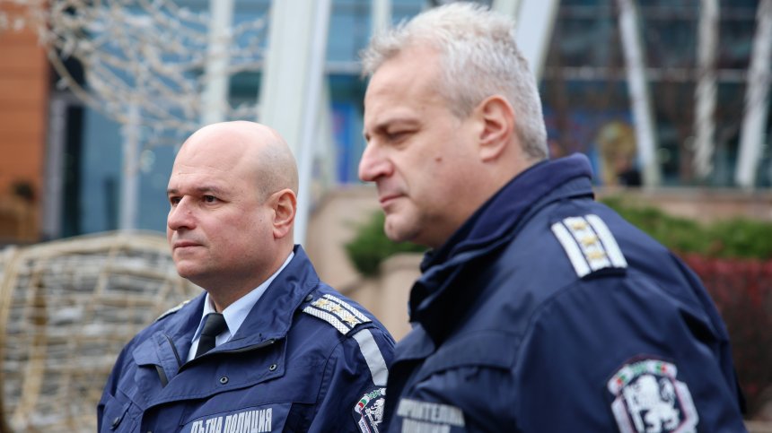 Полицията погва хулиганите по моловете преди празниците