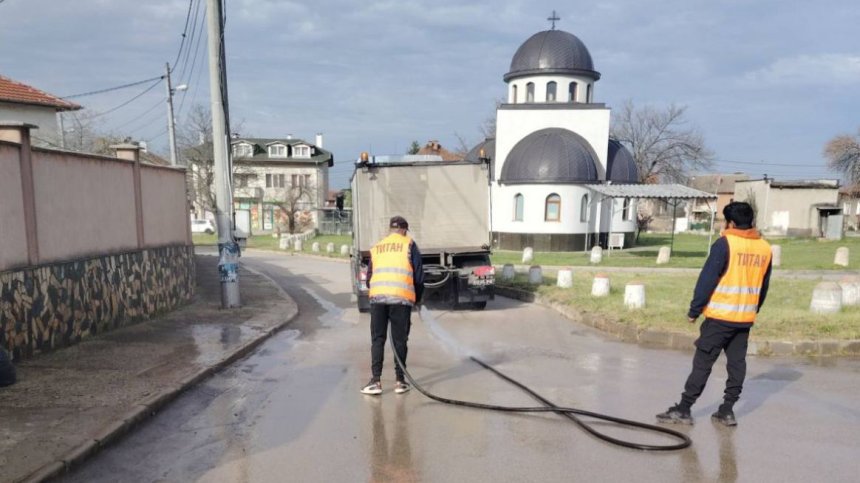 Ударно мият и почистват пространствата около храмове в София преди Великден