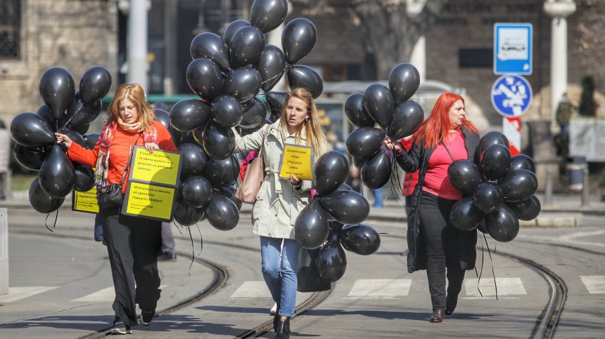 Навръх 8 март: В София полетяха черни балони против домашното насилие