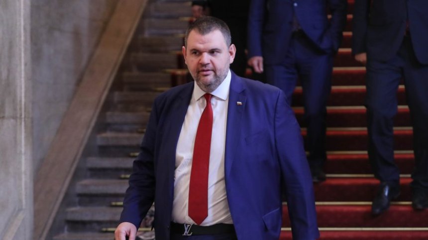Пеевски настоя за 5% по-високи заплати в "Български пощи" чрез удължителния бюджет