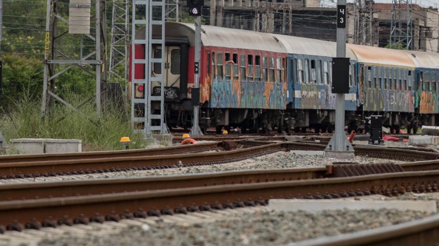 Локомотив се запали на гара в Бургас, пътниците са евакуирани