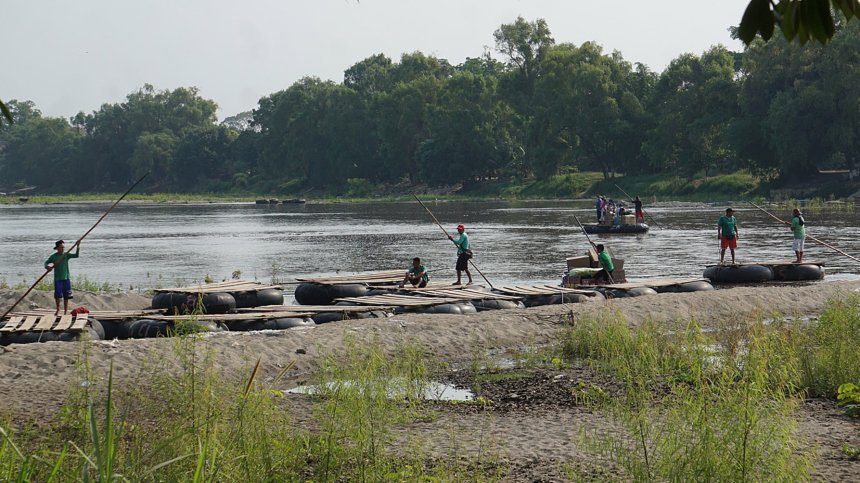 В САЩ задържат до 6000 нелегални имигранти дневно на границата с Мексико
