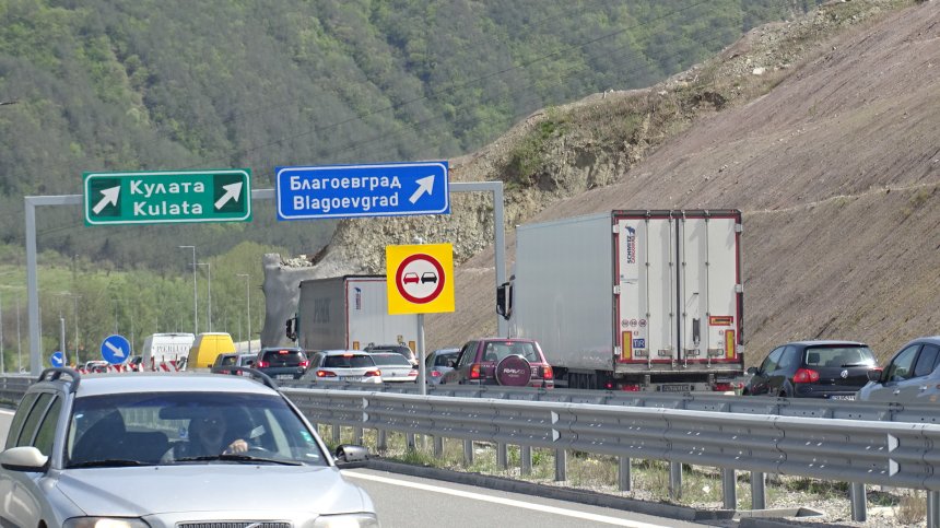 Трагедия на АМ "Струма": Моторист се удари в мантинелата и почина на място