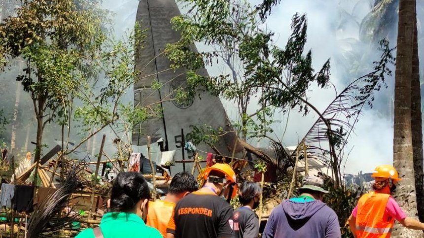 Военен самолет с 92 души на борда се разби на Филипините