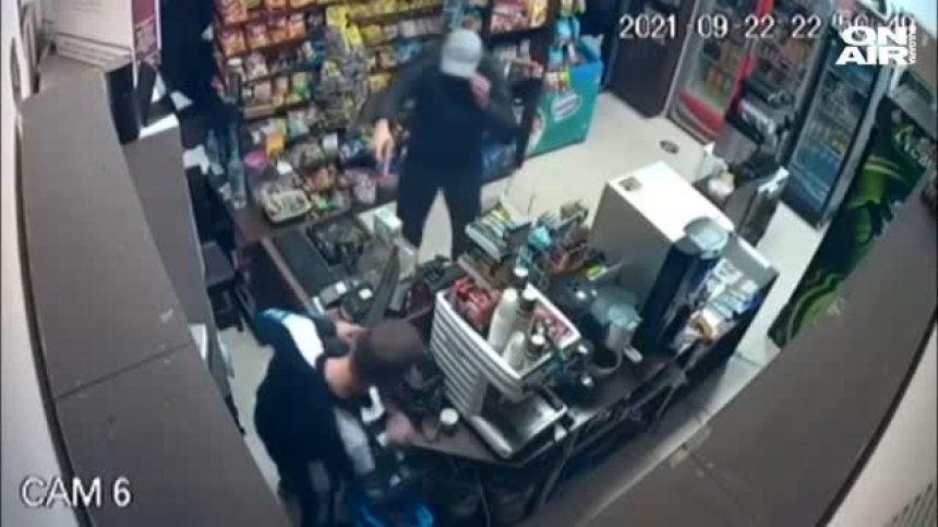 Въоръжен с пистолет ограби магазин на метри от полицията в Елин Пелин (+ВИДЕО)