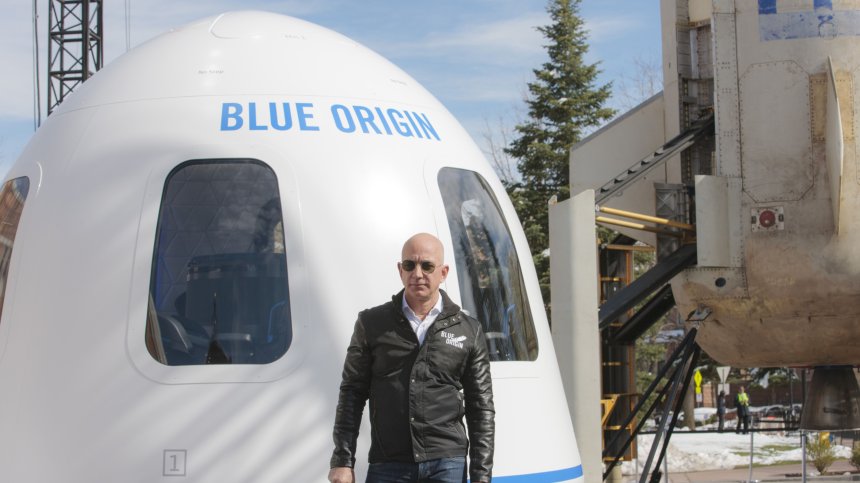 Безос по стъпките на Брансън: Разрешиха на Blue Origin да превозва хора в Космоса
