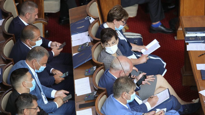 Депутатите не намалиха заплатите си