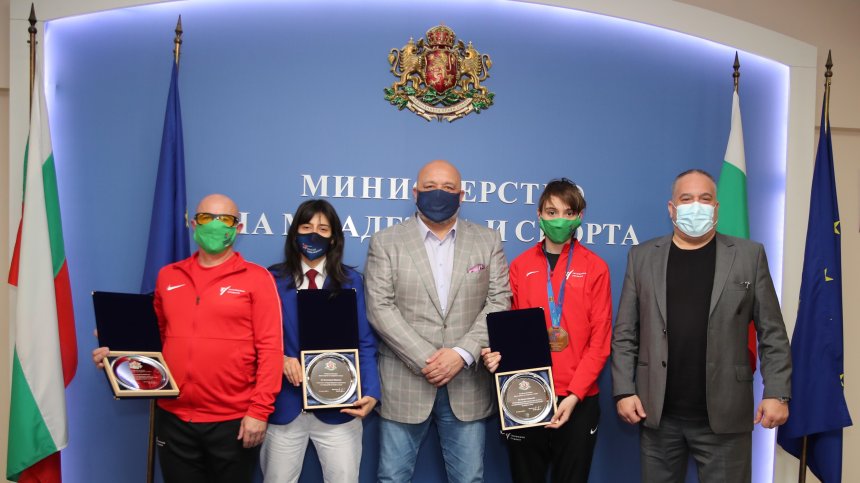 Кралев награди Илина Иванова за медала от Европейското първенство по таекуондо