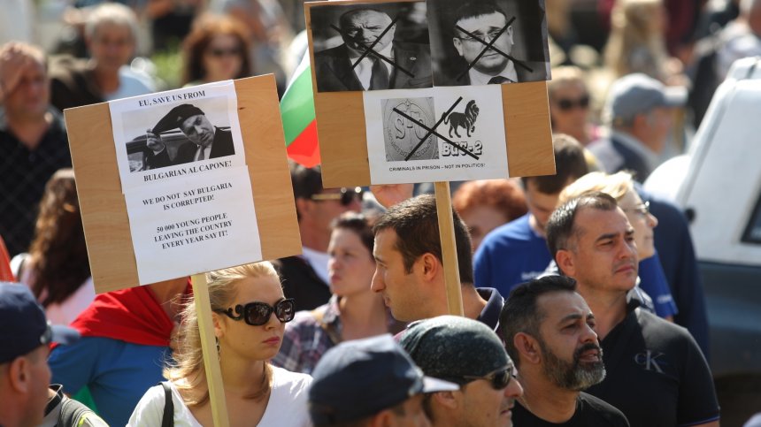Протест в центъра на столицата: Граждани настояват за смяна на политическата система