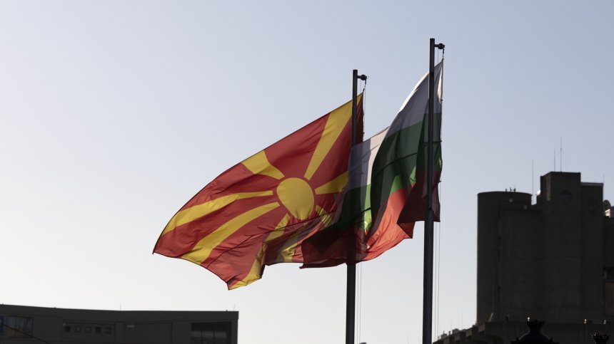 Правителството на РСМ работи за решаването на откритите въпроси с България