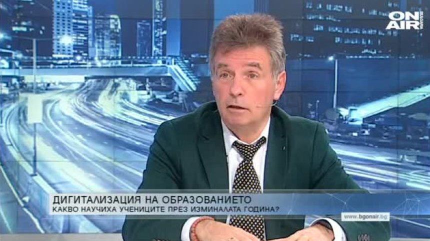 Училищен директор: Машини за мерките сме - чувстваме се боси, ако сме без маска