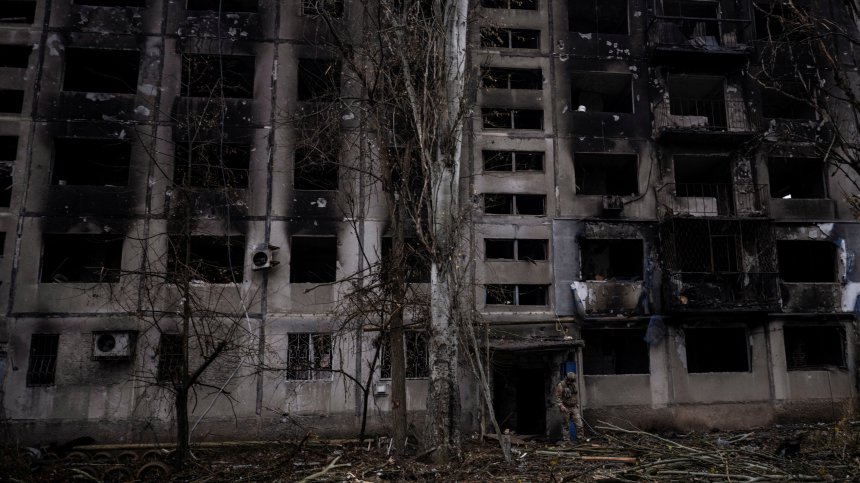 Трима души загинаха при руски удар срещу жилищни блокове в Украйна