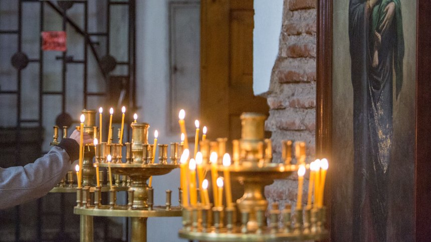 Свещеник спипа нагъл крадец в църква, рецидивистът отива на съд